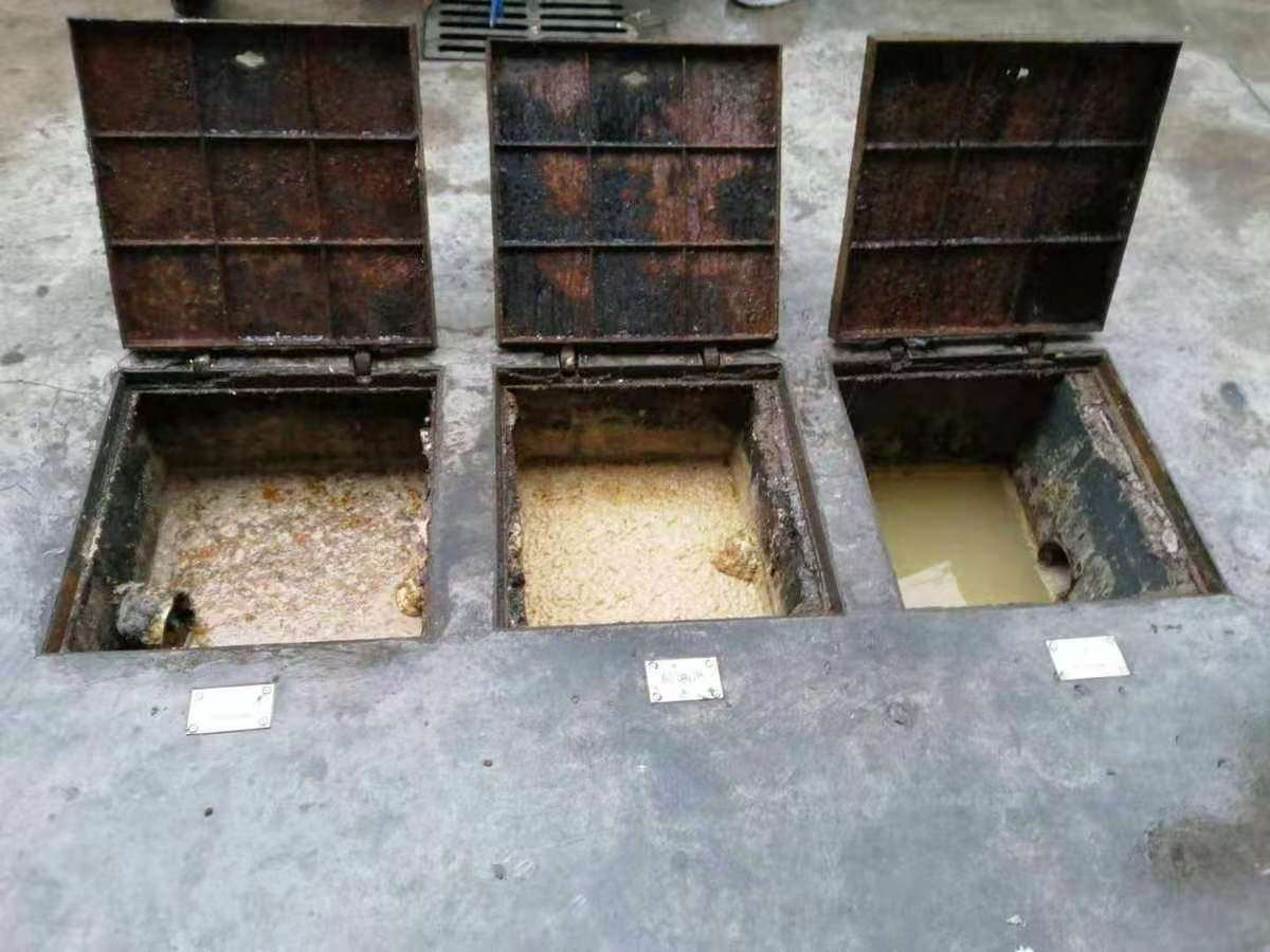 总口管理区清理隔油池-污水池清掏