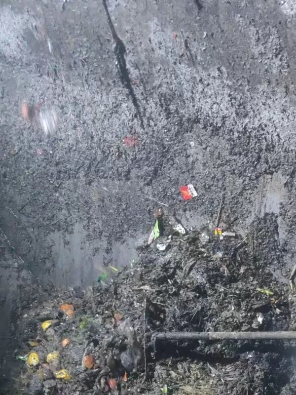 总口管理区污水池清理