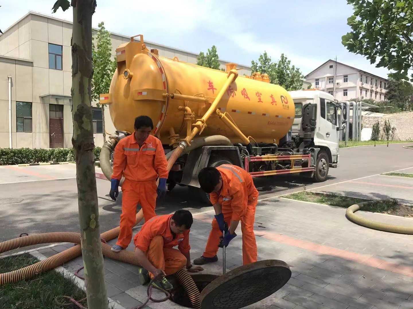 总口管理区化粪池清理与5-8吨吸粪车施工效率分析